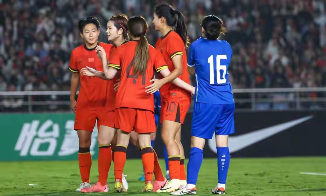 荷兰女足大捷，顺利晋级小组淘汰赛