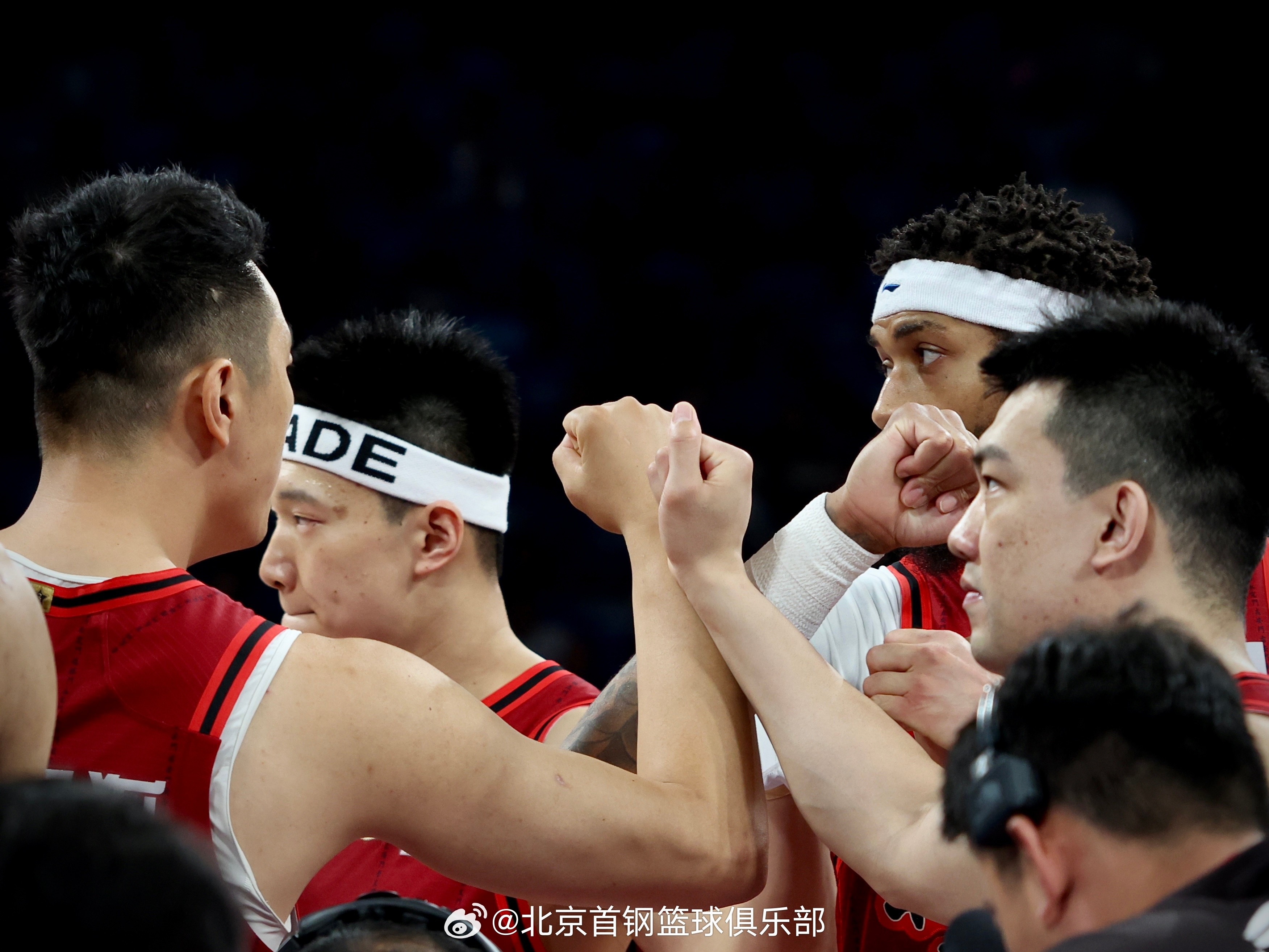 紧张比赛中，球队展现出耐心和决心